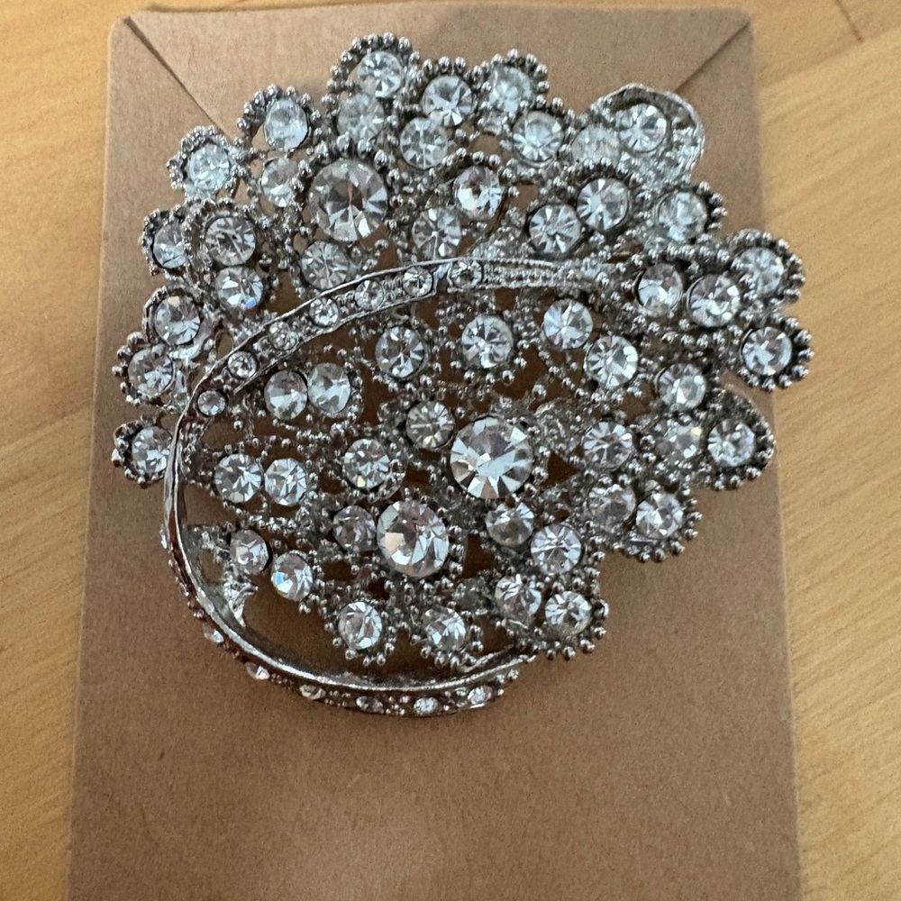 2 Elegant Crystal Rhinestone Cluster   Broaches